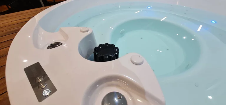 ¿Cómo limpiar el sistema de tu Jacuzzi en 3 sencillos pasos?