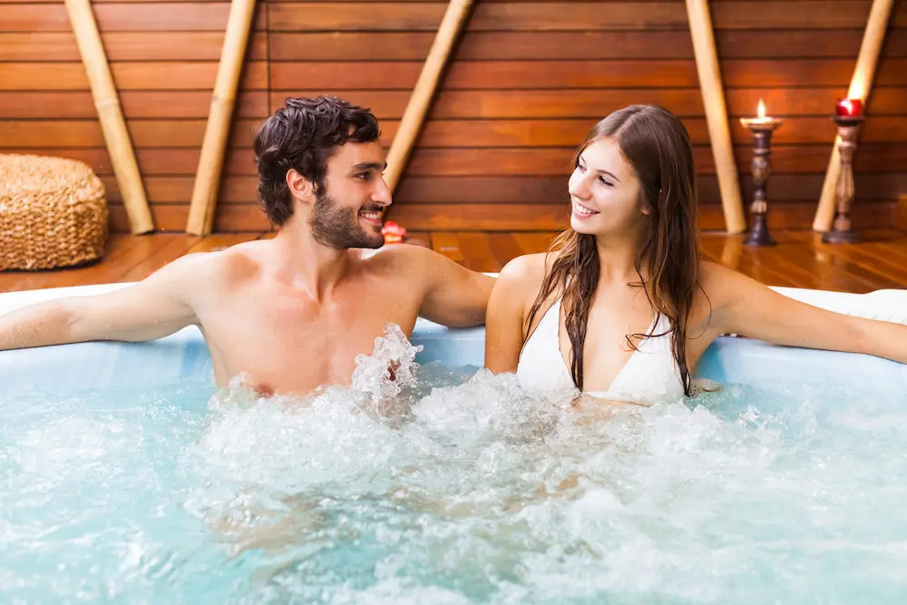 Pareja en hidromasaje o jacuzzi